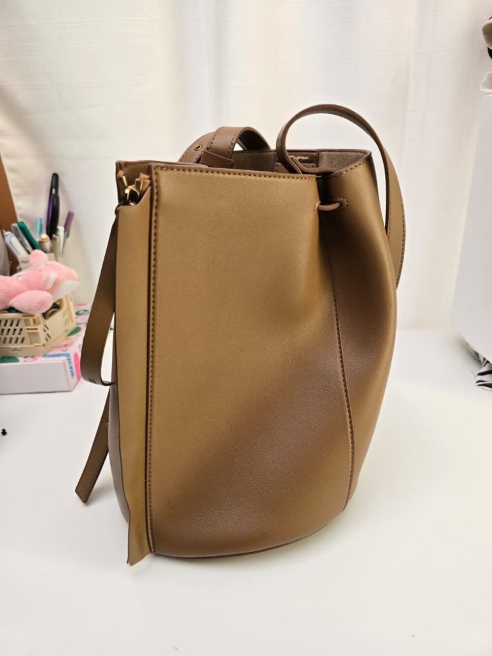 DE CÉRÉ Brown Leather Bucket Bag – Adjustable Strap
